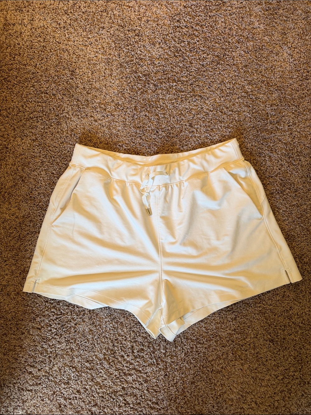 Old Navy Active Powersoft High-Rise Go-Dry White Shorts - L